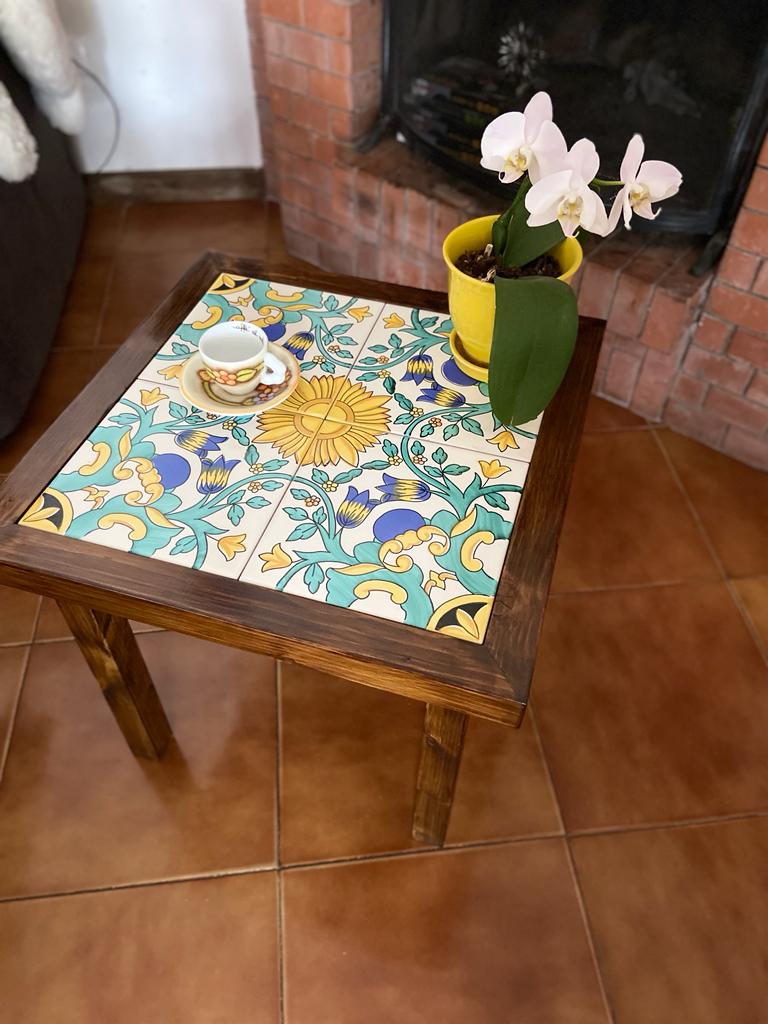 Piccoli tavoli in legno e piastrelle, base in abete massello e  ceramiche di Vietri